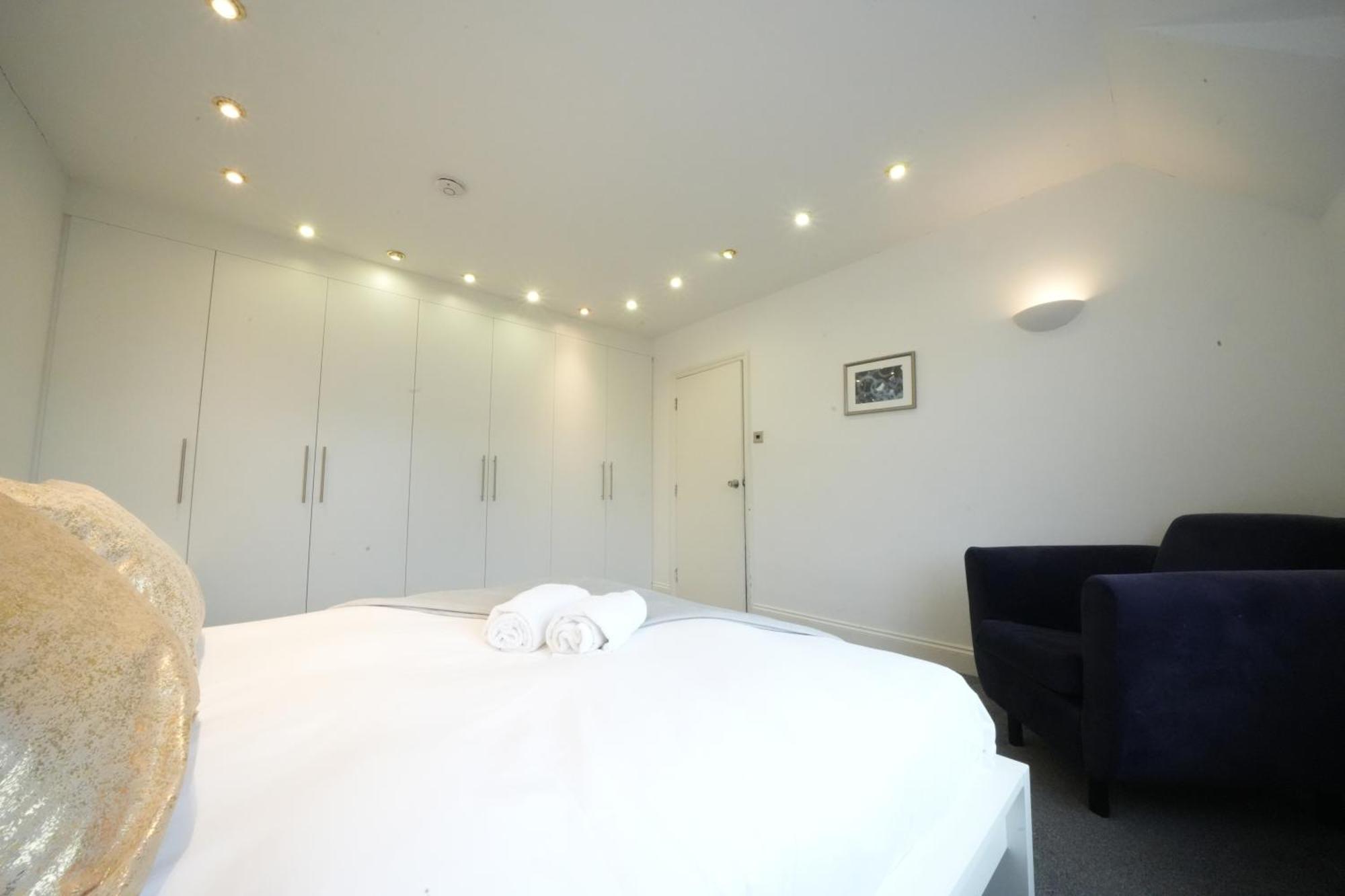 Airport Comfy Stay Harmondsworth Екстер'єр фото